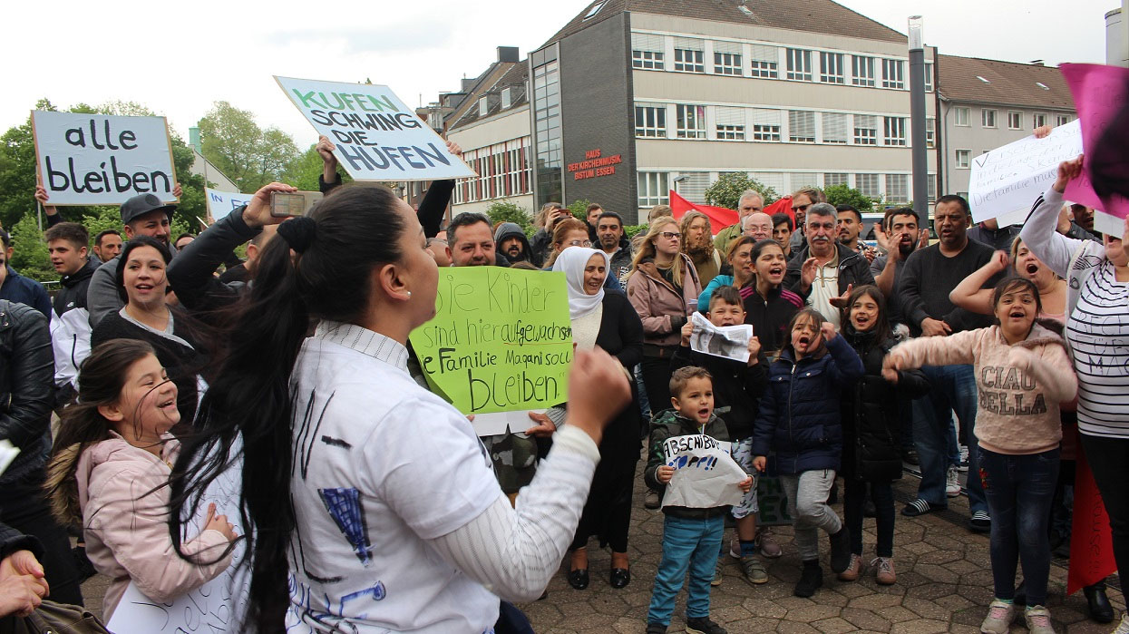 Beifall und Sprechchöre Beifall und Sprechchöre begleiten die Veranstaltung